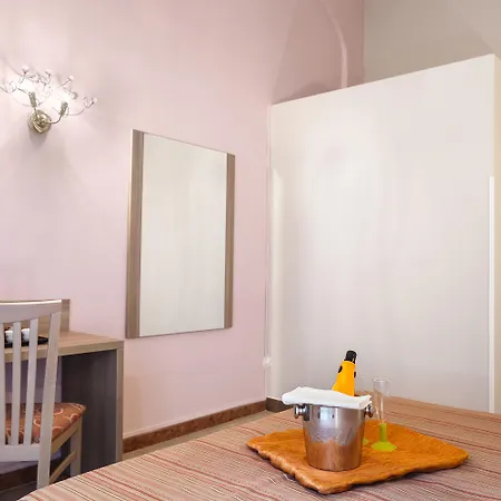 Domus Napoleone בית הארחה 4*