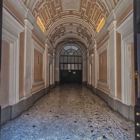 Domus Napoleone בית הארחה 4*
