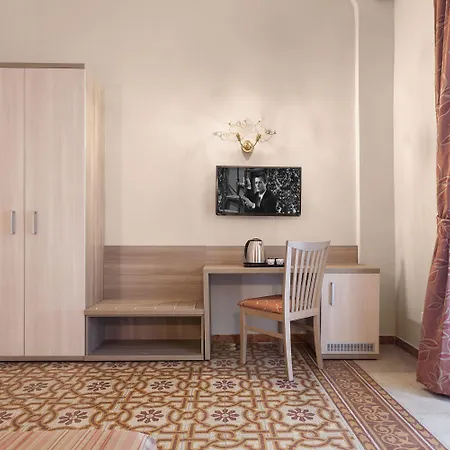 Domus Napoleone بيت ضيافة 4*