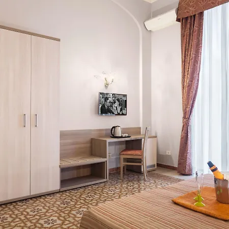 Domus Napoleone بيت ضيافة