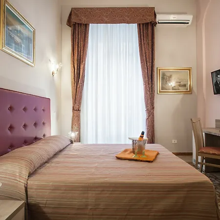 Domus Napoleone בית הארחה 3*